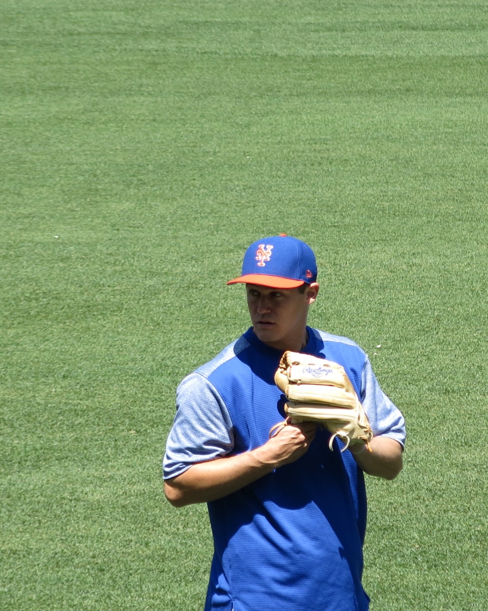 Paul Sewald warming up in a New York Mets uniform in 2017.