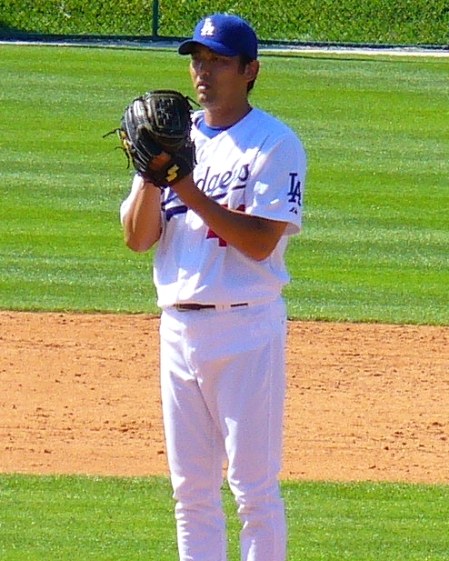 ドジャースのユニフォームでセットに入る斎藤隆