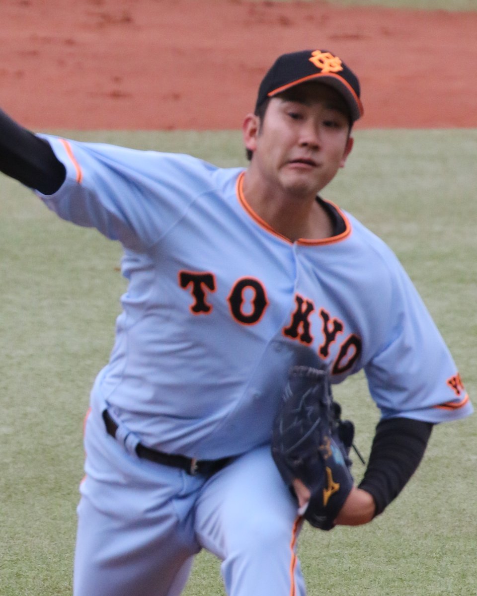 Tomoyuki Sugano pitching for the Yomiuri Giants in March 2016, during his NPB career.